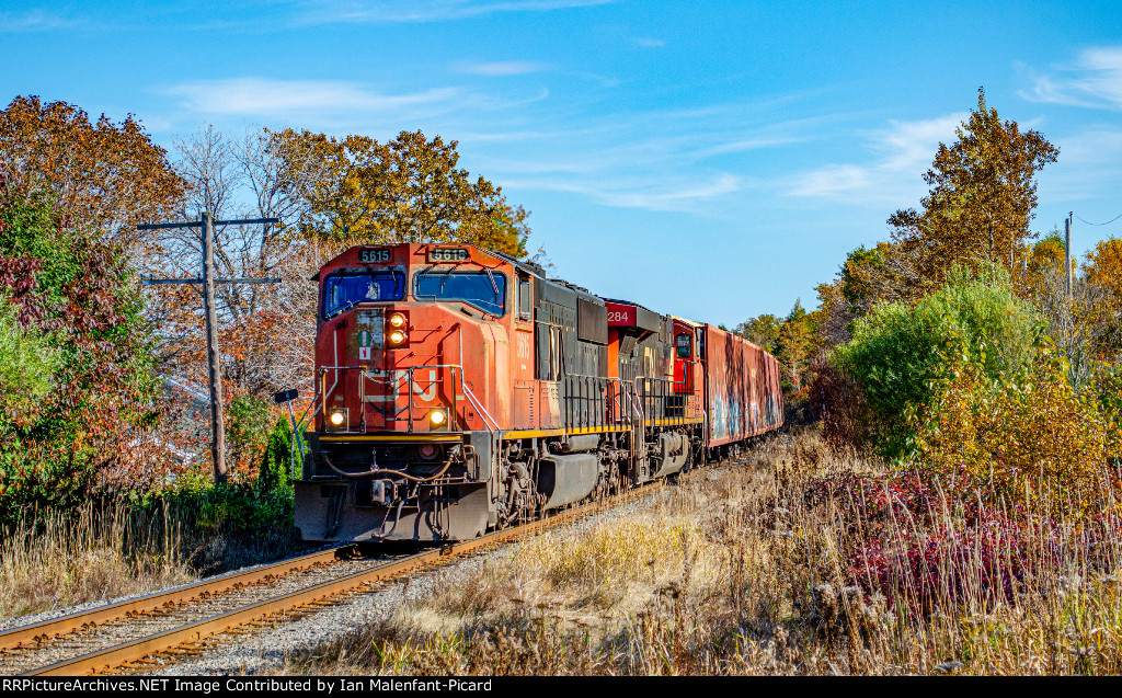 CN 5615 leads 403 at De La Gare street